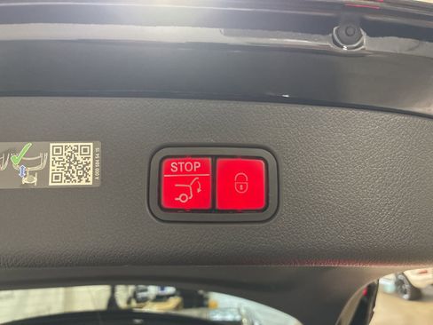 Used 2025 Mercedes-Benz GLC 350e GLC 350e image 6