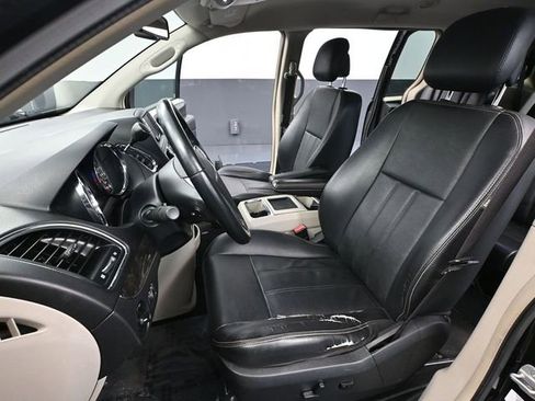 Used 2013 Chrysler Town & Country Touring image 21