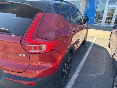 Used 2022 Volvo XC40 T5 R-Design w/ Advanced Package image 2