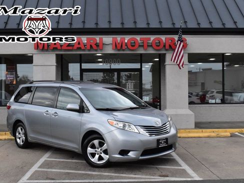 Used 2015 Toyota Sienna LE image 1
