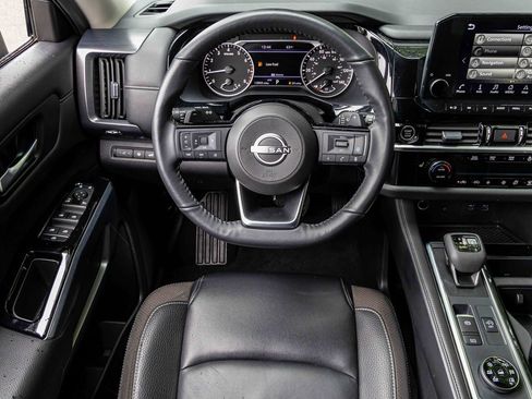 Certified 2024 Nissan Pathfinder SL image 17