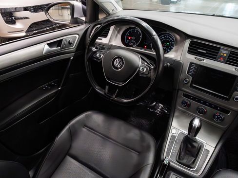 Used 2016 Volkswagen Golf SE image 8