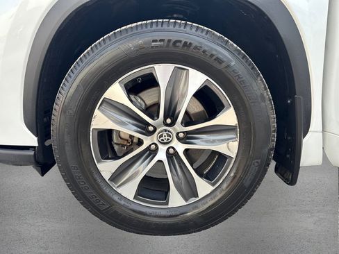 Used 2023 Toyota Highlander XLE image 12