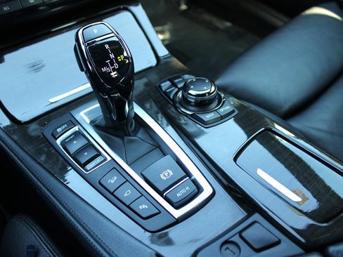 Used 2013 BMW 550i xDrive Sedan image 27