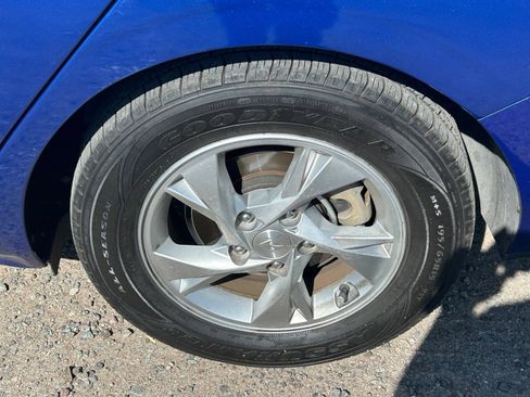 Used 2021 Hyundai Elantra SE FWD image 9
