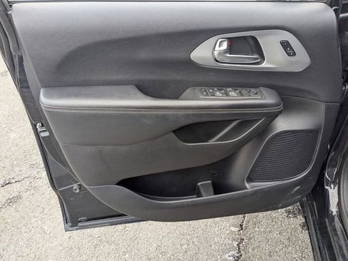 Used 2022 Chrysler Pacifica Touring-L w/ S Appearance Package image 10