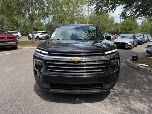 Used 2025 Chevrolet Traverse LT FWD image 2