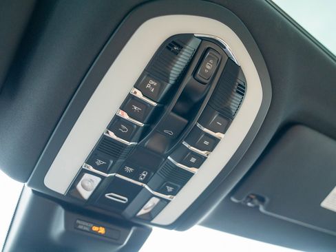 Used 2025 Porsche Macan image 21