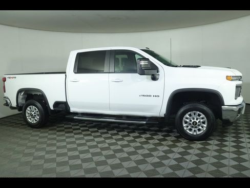 Used 2024 Chevrolet Silverado 2500 LT image 2