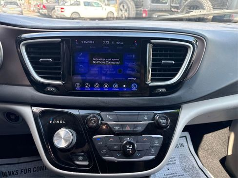 Used 2017 Chrysler Pacifica Touring FWD image 14