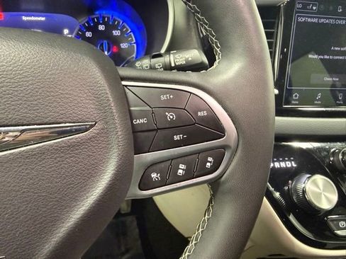 Used 2023 Chrysler Pacifica Touring-L FWD image 17