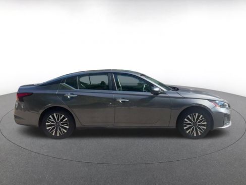 Used 2025 Nissan Altima 2.5 SV FWD image 13