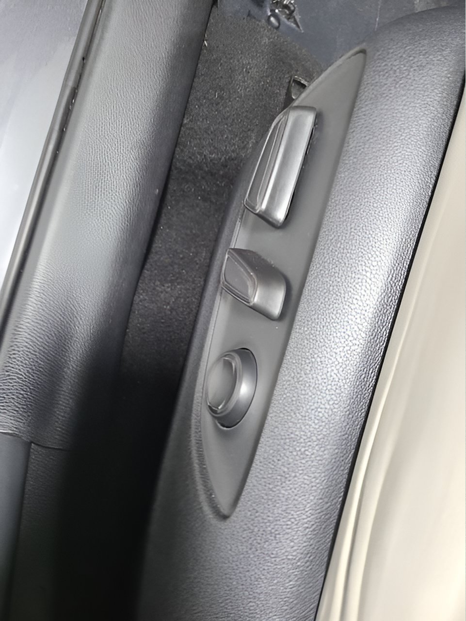 Used 2020 Toyota RAV4 XLE AWD/4WD image 19