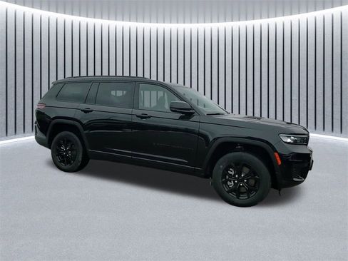 New 2025 Jeep Grand Cherokee L Laredo image 4