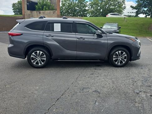 Used 2022 Toyota Highlander XLE FWD image 4
