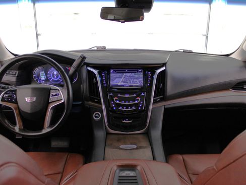Used 2018 Cadillac Escalade Luxury image 56