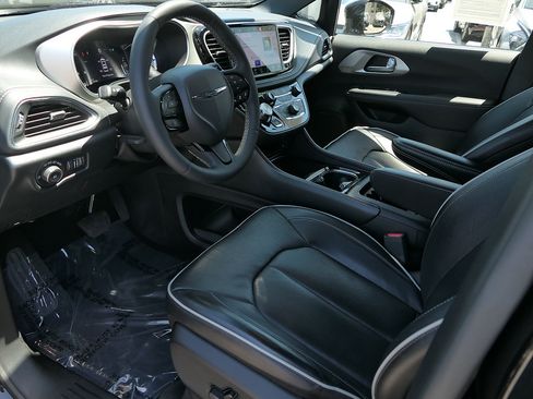 Used 2024 Chrysler Pacifica Premium FWD image 10