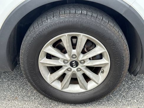 Used 2019 Kia Sorento FWD image 12