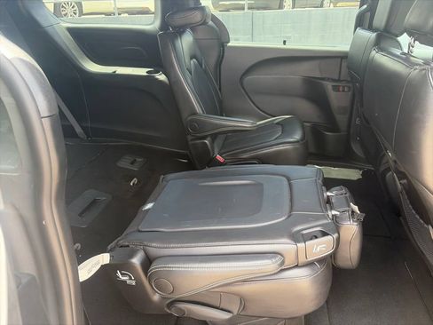 Used 2025 Chrysler Pacifica Select FWD image 19