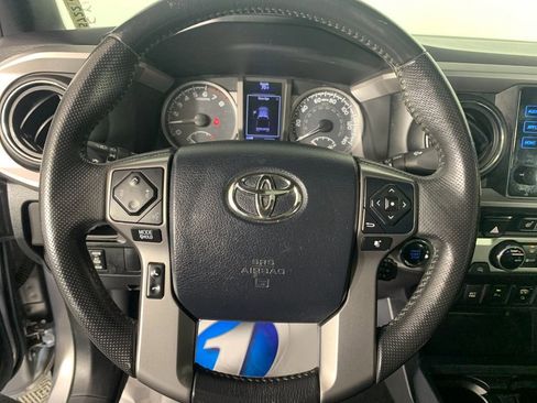 Used 2016 Toyota Tacoma Limited w/ Towing Package image 21