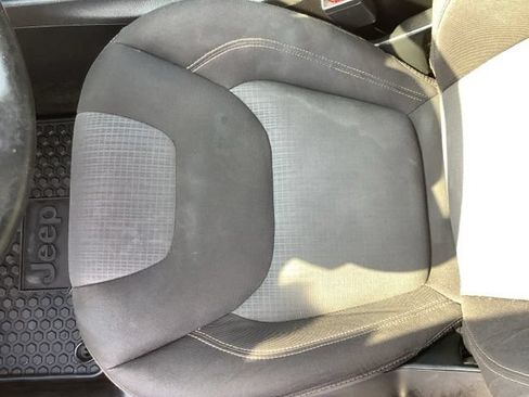 Used 2017 Jeep Cherokee Latitude w/ Safety/Convenience Group FWD image 9