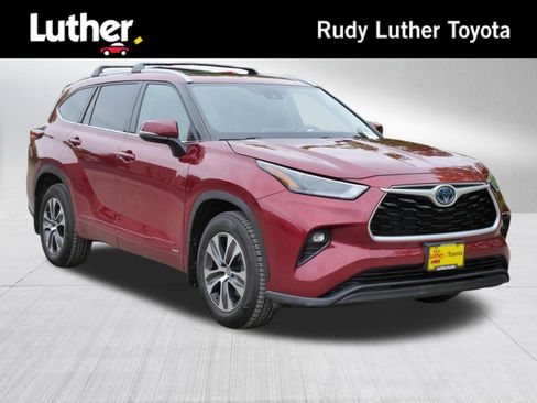 Used 2022 Toyota Highlander XLE AWD/4WD image 1