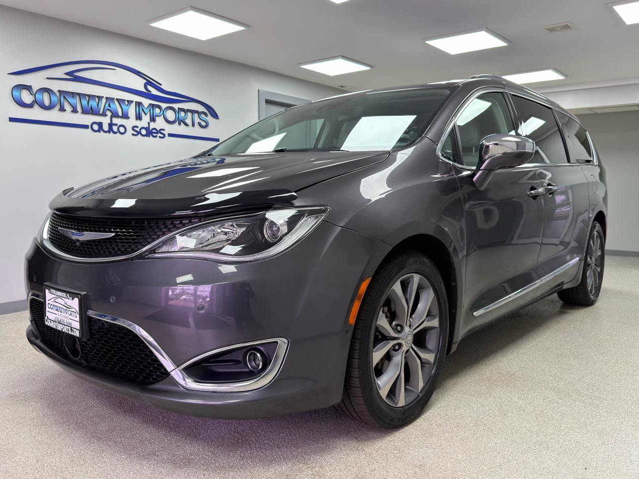 Used 2020 Chrysler Pacifica Limited w/ Tire & Wheel Group FWD image 1