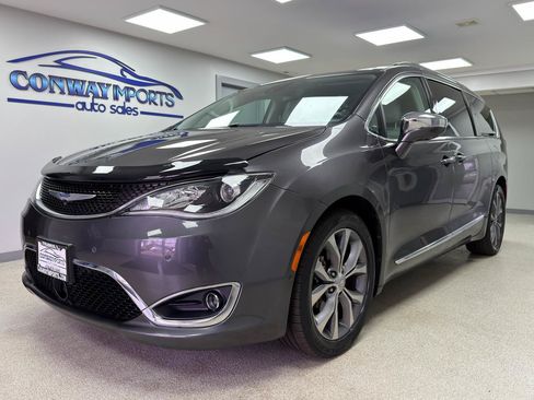 Used 2020 Chrysler Pacifica Limited w/ Tire & Wheel Group FWD image 1