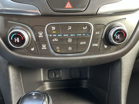 Used 2018 Chevrolet Equinox LT image 18