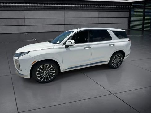 Used 2024 Hyundai Palisade Calligraphy FWD image 4