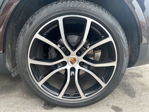 Used 2023 Porsche Cayenne Platinum Edition image 13