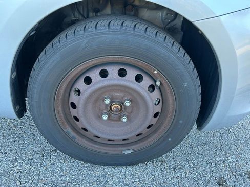 Used 2009 Toyota Yaris Base image 9