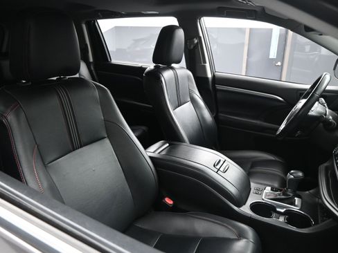 Used 2019 Toyota Highlander SE w/ Carpet Mat Package (TMS) image 22