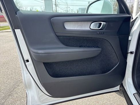 Used 2025 Volvo XC40 B5 Core AWD/4WD image 17
