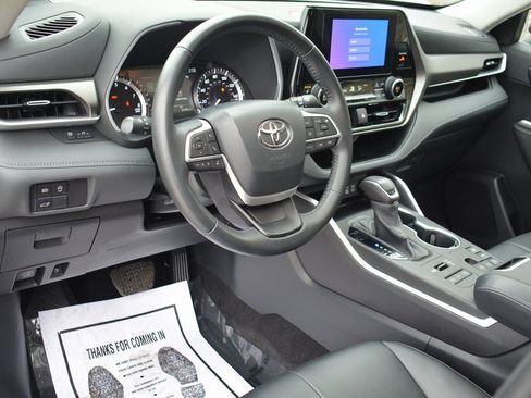 Used 2023 Toyota Highlander XLE image 11