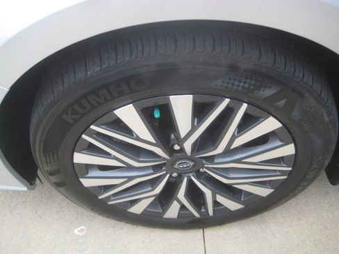Used 2024 Nissan Altima 2.5 SV AWD/4WD image 11