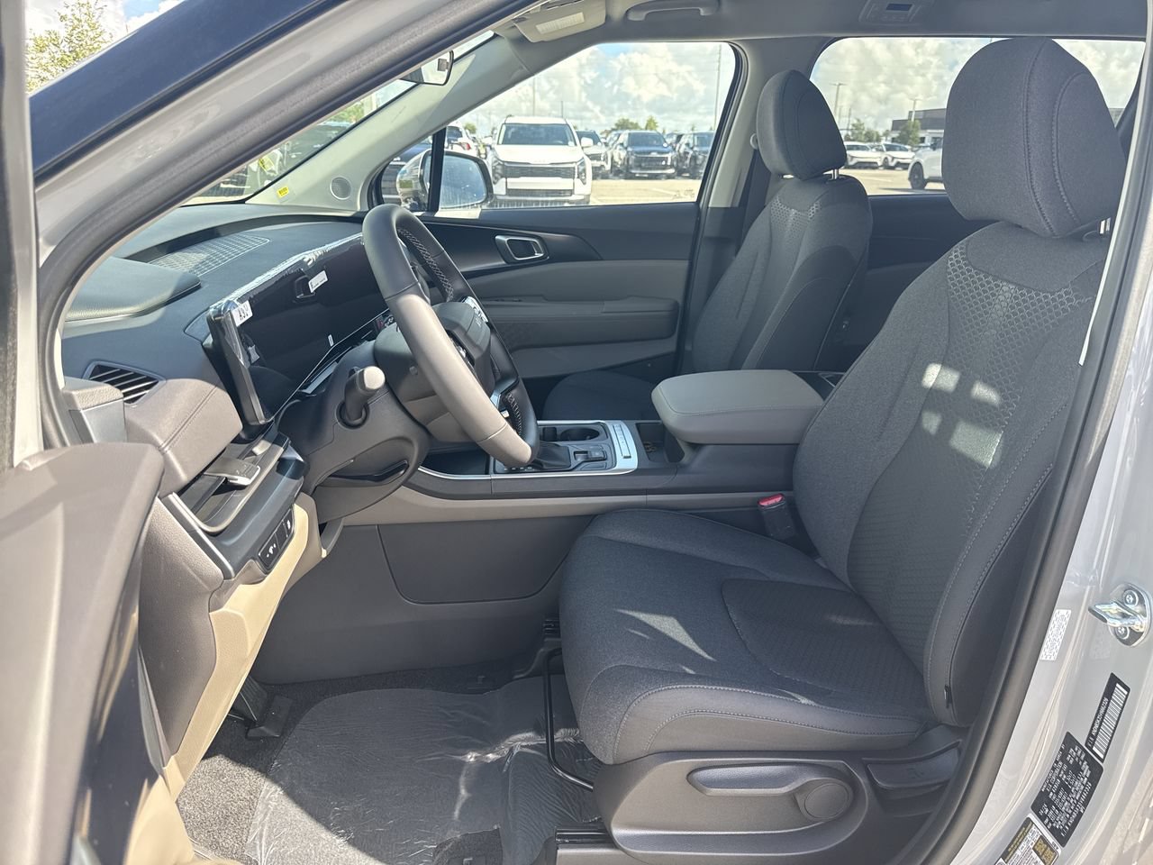 New 2027 Kia Carnival LX FWD image 13