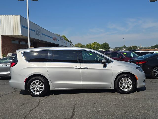 Used 2022 Chrysler Voyager LX FWD image 2