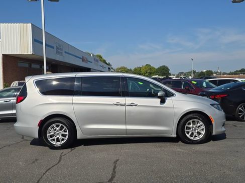 Used 2022 Chrysler Voyager LX FWD image 2