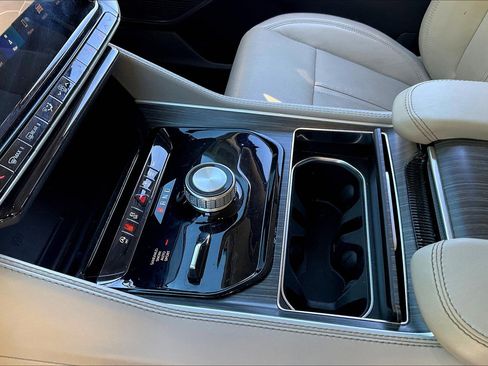 Used 2024 Jeep Wagoneer Series II w/ Flexible Seating Group image 14