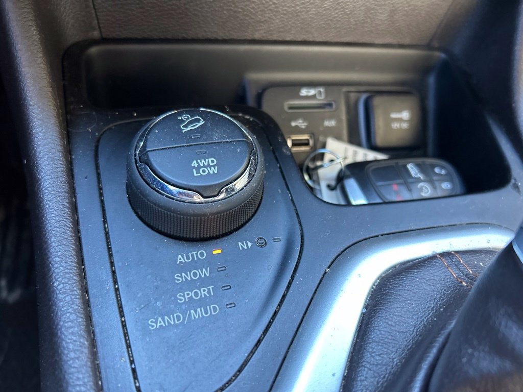 Used 2017 Jeep Cherokee Overland AWD/4WD image 27