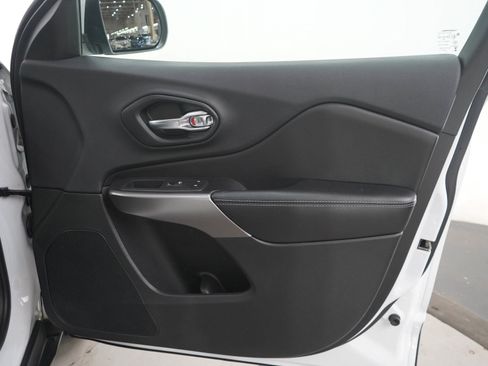 Used 2019 Jeep Cherokee Latitude w/ Popular Appearance Group FWD image 9