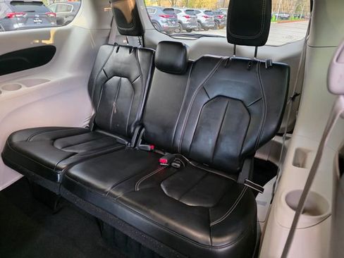 Used 2023 Chrysler Pacifica Touring-L FWD image 19