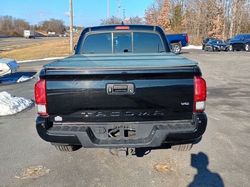 Used 2017 Toyota Tacoma TRD Sport image 4