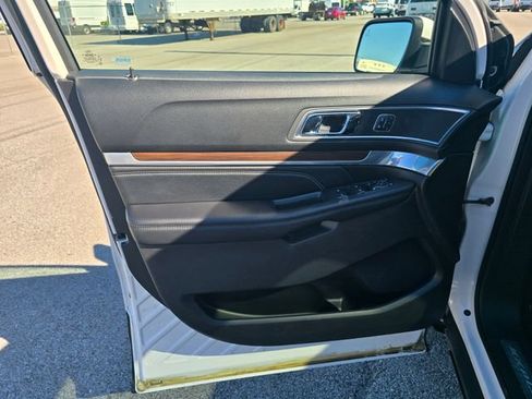Used 2017 Ford Explorer Limited w/ Equipment Group 301A FWD image 9