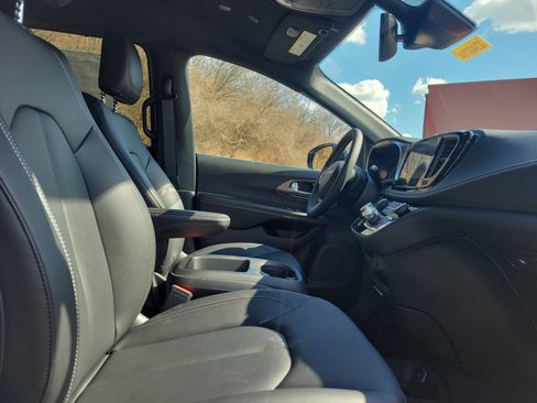 New 2026 Chrysler Pacifica Select FWD image 29