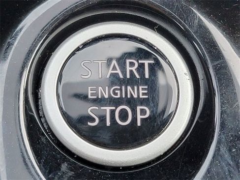 Used 2020 Nissan Versa SV image 4