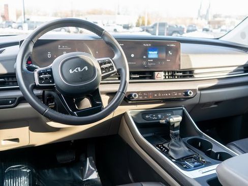 Used 2025 Kia Carnival EX image 18