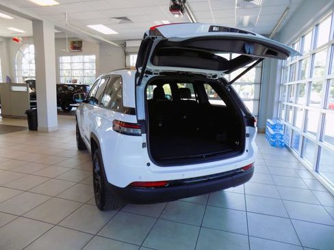 Certified 2024 Jeep Grand Cherokee Altitude RWD image 8
