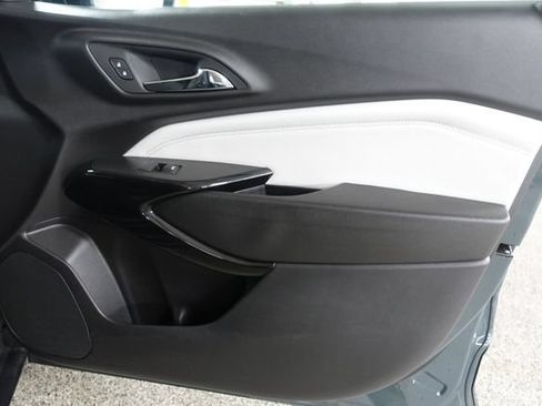 Used 2025 Chevrolet Trax LT FWD image 24